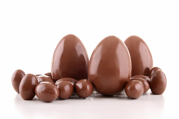 Изолированные шоколадные яйца — стоковое фото