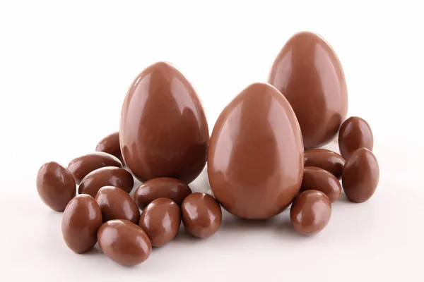 Изолированные шоколадные яйца — стоковое фото