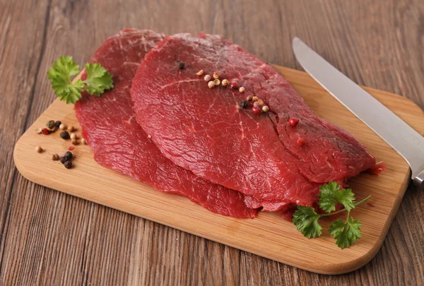 Syrové maso hovězí — Stock fotografie