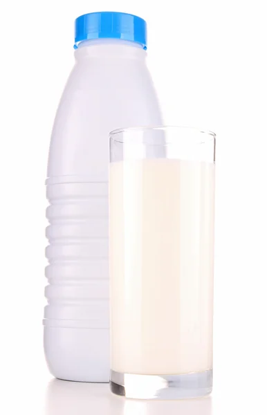 Склянка, пляшка та молоко — стокове фото