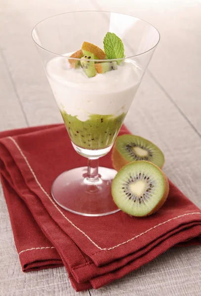 Sobremesa, vidro com kiwi e creme — Fotografia de Stock