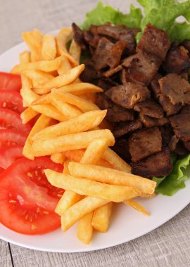 Izgara kebap et ve sebze.