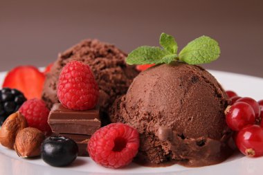 Çikolatalı dondurma ve kırmızı dut
