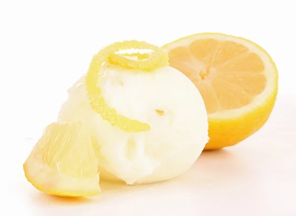 Geïsoleerde citroen ijs — Stockfoto