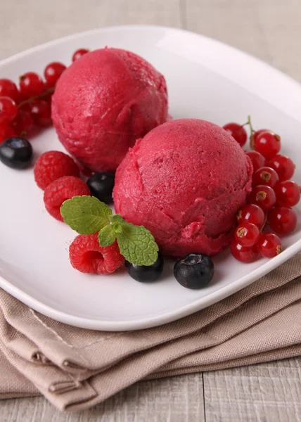 红色浆果冰淇淋 — 图库照片