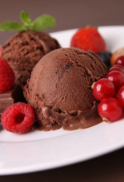 Schokoladeneis und rote Beeren — Stockfoto
