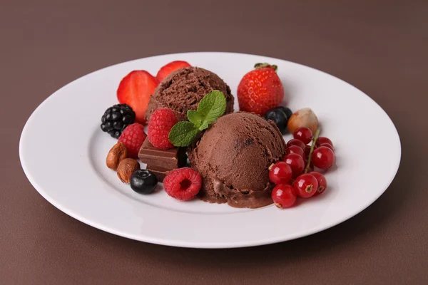 Çikolatalı dondurma ve kırmızı dut — Stok fotoğraf