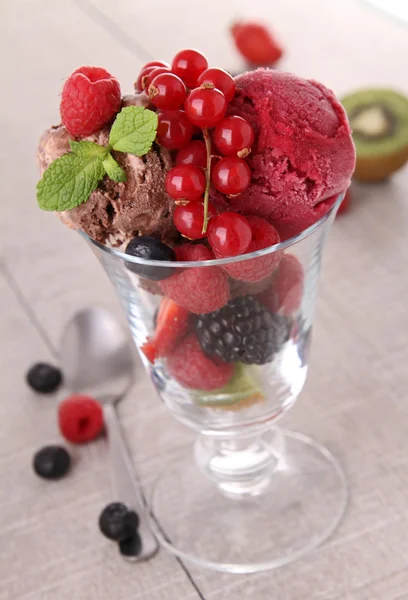 アイスクリームの絶縁ガラス — ストック写真