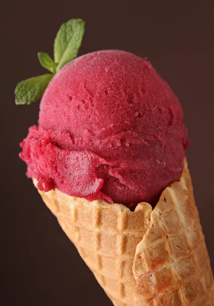 Fagylalt tölcsérben — Stock Fotó