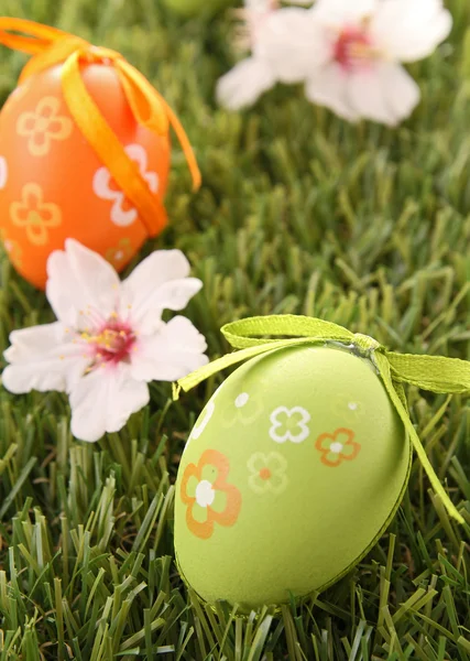 Yeşil çimenlerin üzerinde renkli Paskalya yortusu yumurta boyalı — Stok fotoğraf