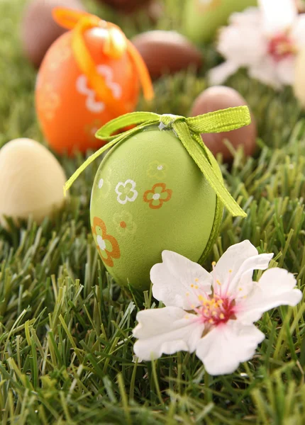 Huevo de Pascua colorido pintado sobre hierba verde — Foto de Stock