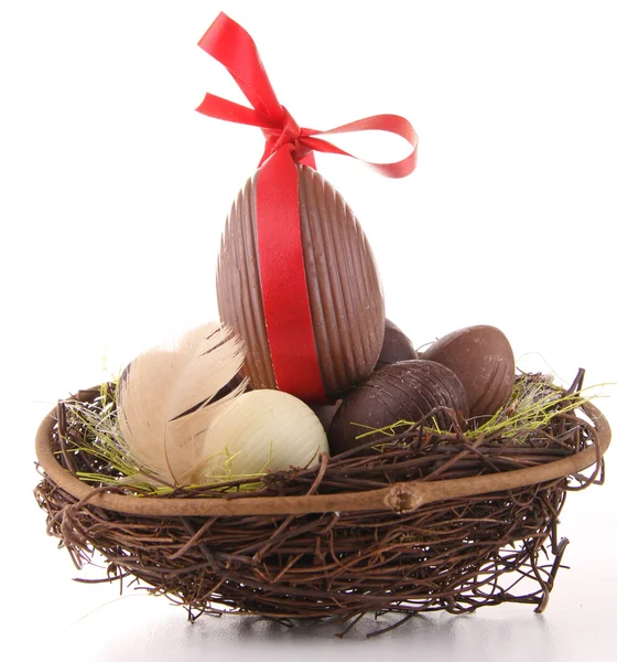 Nido de Pascua aislado y huevo —  Fotos de Stock
