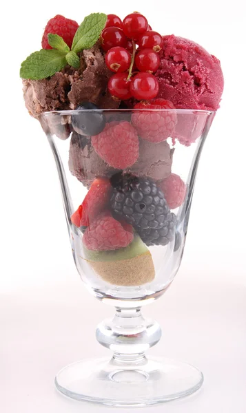Dondurma ve meyve yalıtılmış cam — Stok fotoğraf