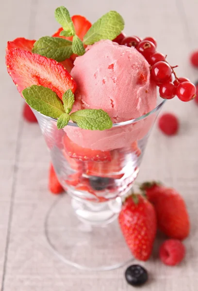Strawberrry морозивом — стокове фото