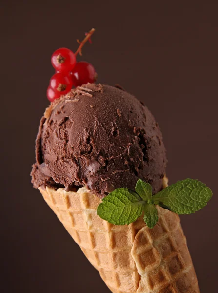 ไอศกรีมในโคน — ภาพถ่ายสต็อก