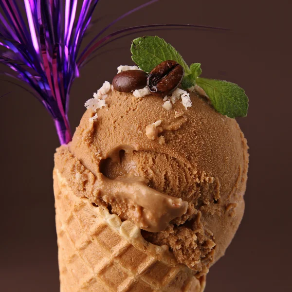 Zmrzlina v kornoutu — Stock fotografie