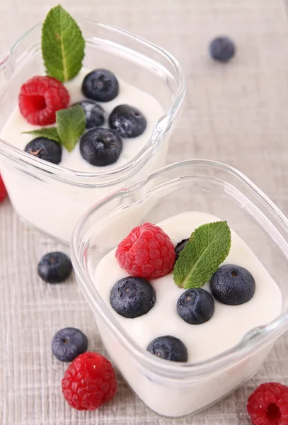 stock image Yogurt and fruits