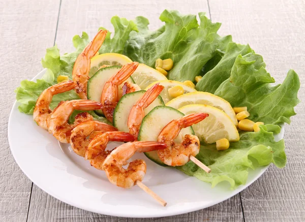 Crevettes grillées au bâton avec salade — Photo