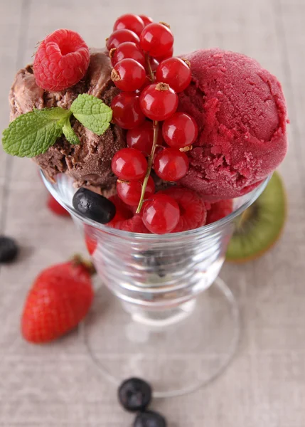 アイスクリームと果物 — ストック写真