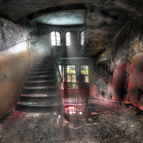 Лестницы в заброшенном комплексе — стоковое фото