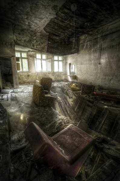Кімната з розбитою підлогою — стокове фото