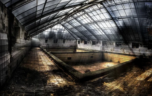 Zwembad in een verlaten complex — Stockfoto