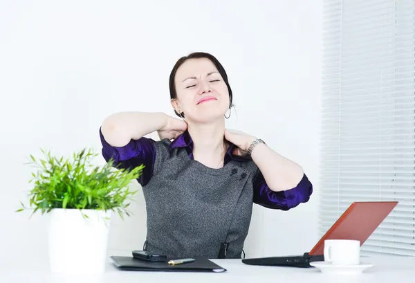 ビジネスの女性と彼女の首の痛み — ストック写真