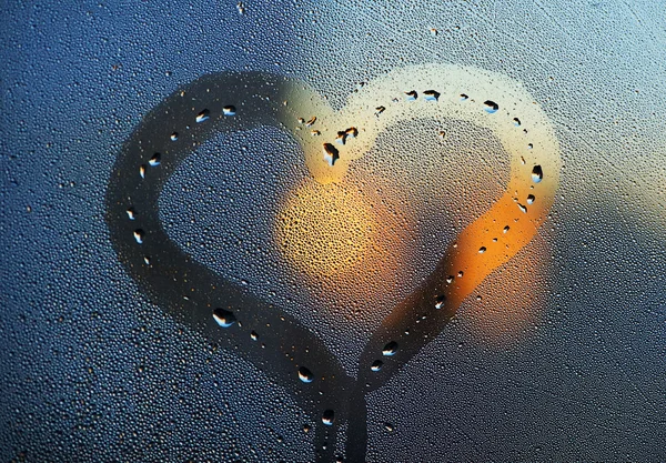 Corazón de gotas de rocío y sol en la ventana —  Fotos de Stock