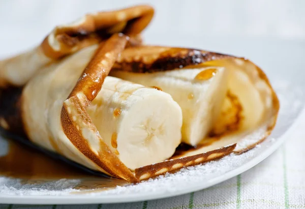 Pancake con banana e sciroppo d'acero — Foto Stock