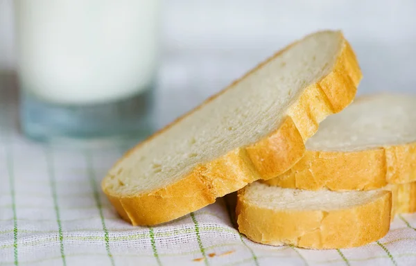 牛乳とパン — ストック写真