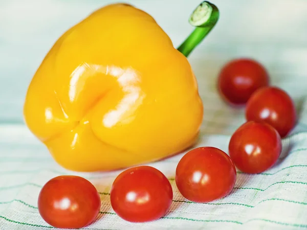 Gelbe bulgarische Paprika und Tomaten — Stockfoto