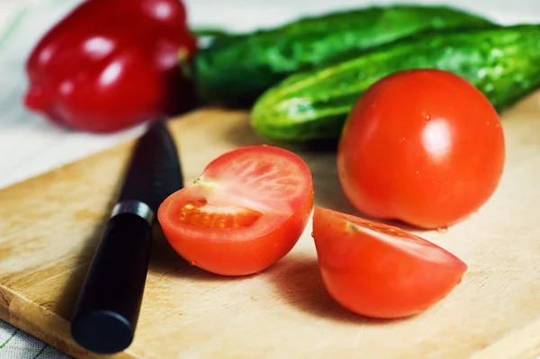 Friss zöldségek és kés — Stock Fotó