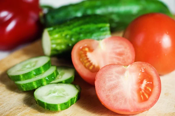 Свіжі овочі на обробній дошці — стокове фото