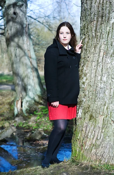 Mladá žena poblíž stromu — Stock fotografie