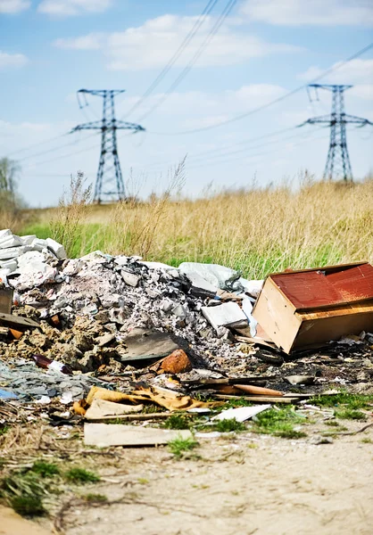Σκουπίδια χωματερή και τα ηλεκτροφόρα καλώδια — Φωτογραφία Αρχείου