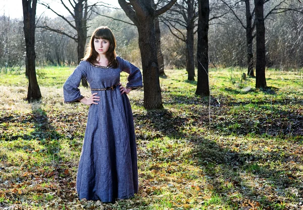 Молода жінка в вінтажній сукні в лісі — стокове фото