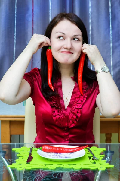 Vrouw met rode chilipepertjes — Stockfoto