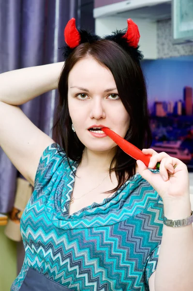 Frau mit roter Chilischote — Stockfoto