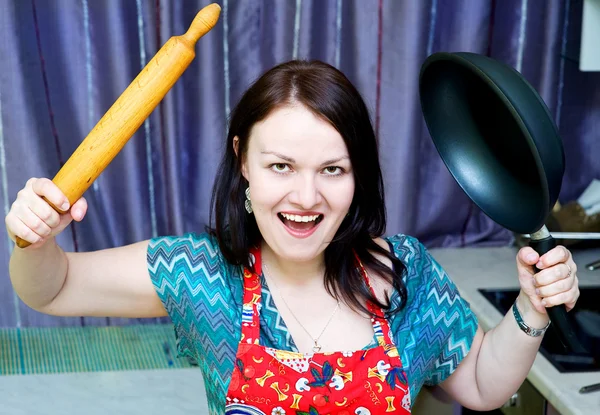 Oklava ve pan ile kızgın kadın — Stok fotoğraf