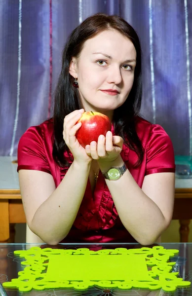 Frau mit Apfel — Stockfoto