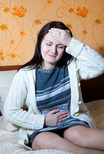 Mujer con dolor en el vientre y la cabeza — Foto de Stock