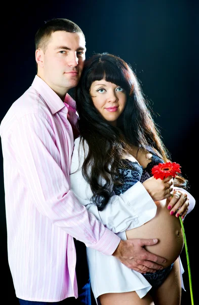 Couple enceinte avec fleur rouge — Photo