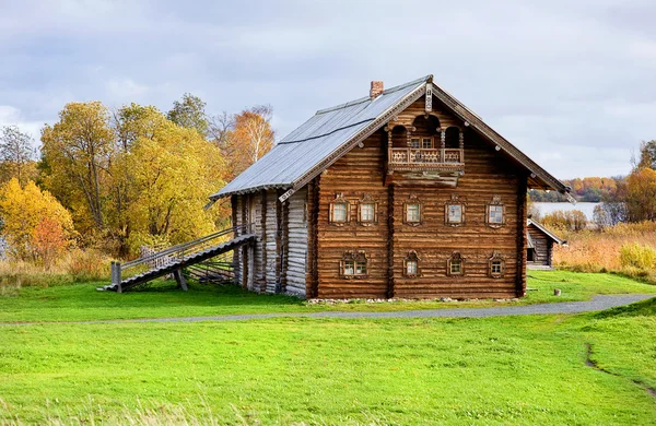 Vecchia casa di legno — Foto Stock
