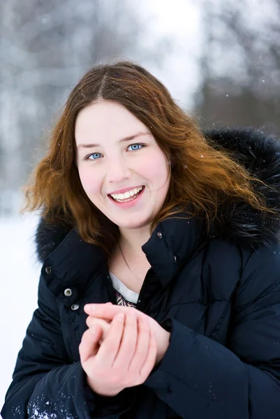 Lachende vrouw in de winter — Stockfoto
