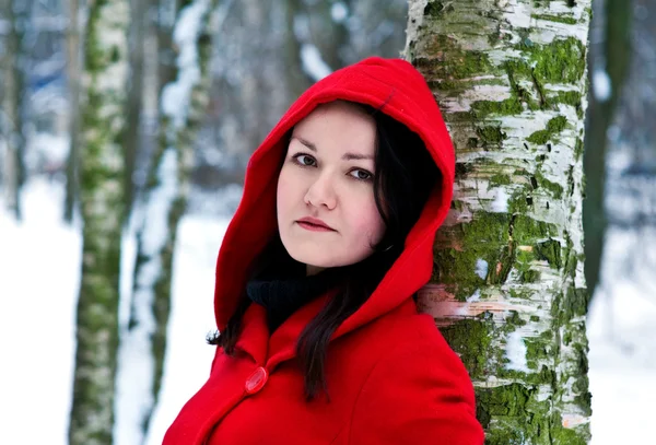 Frau im Winterwald — Stockfoto
