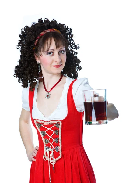 Mulher bonita no vestido vermelho com cerveja — Fotografia de Stock