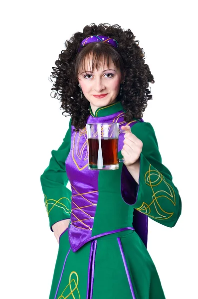 Mulher em irlandês vestido de dança com cerveja — Fotografia de Stock