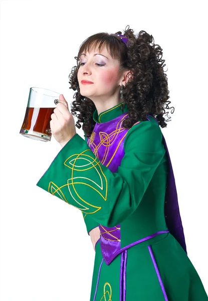 Mulher irlandesa dançarina beber cerveja — Fotografia de Stock