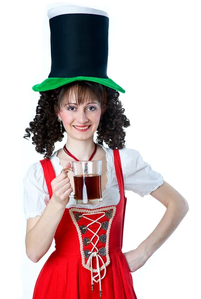 Kobieta w kapeluszu Saint Patrick's Day z kuflem piwa — Zdjęcie stockowe