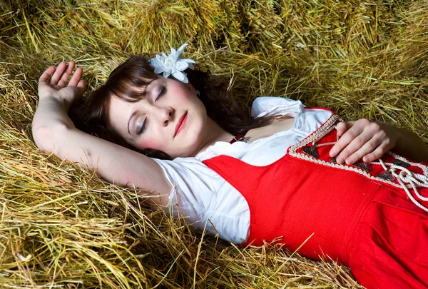 Bella donna che dorme sul fieno — Foto Stock